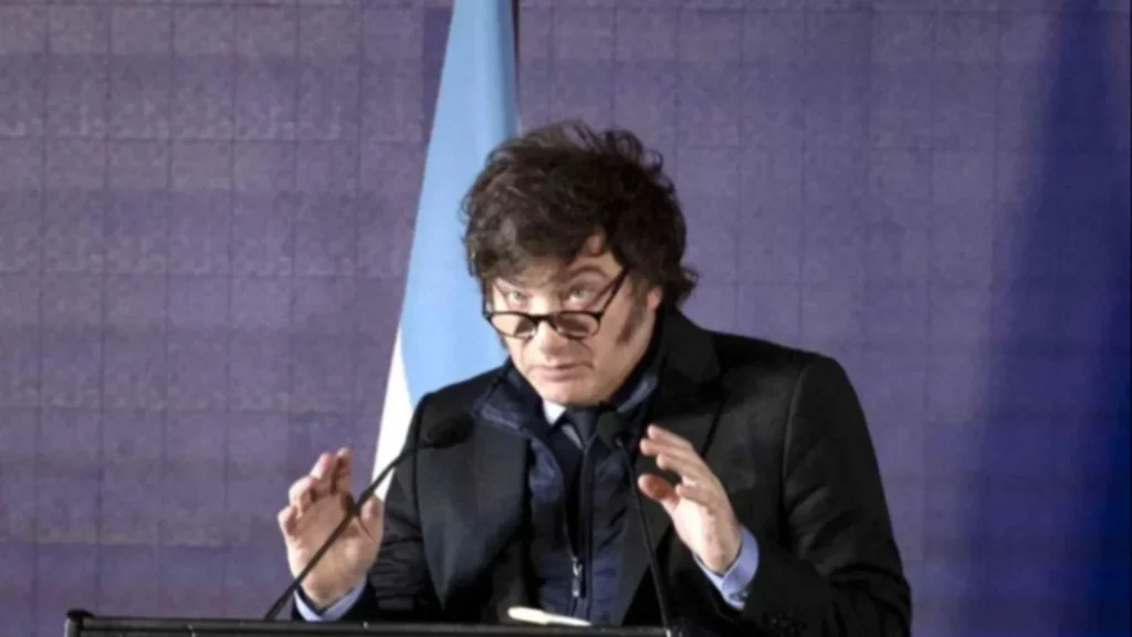 The Economist valora el fin del cepo al dólar y alerta sobre riesgos para la economía de Milei